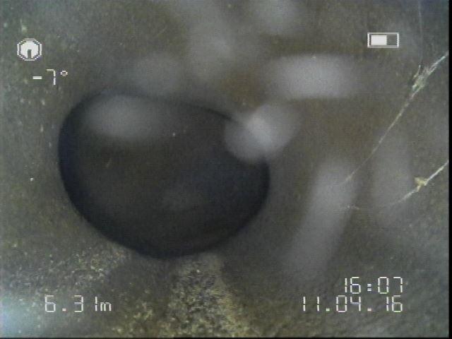 Zusammengedrücktes Abwasserrohr mit Rissen