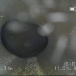 Zusammengedrücktes Abwasserrohr mit Rissen