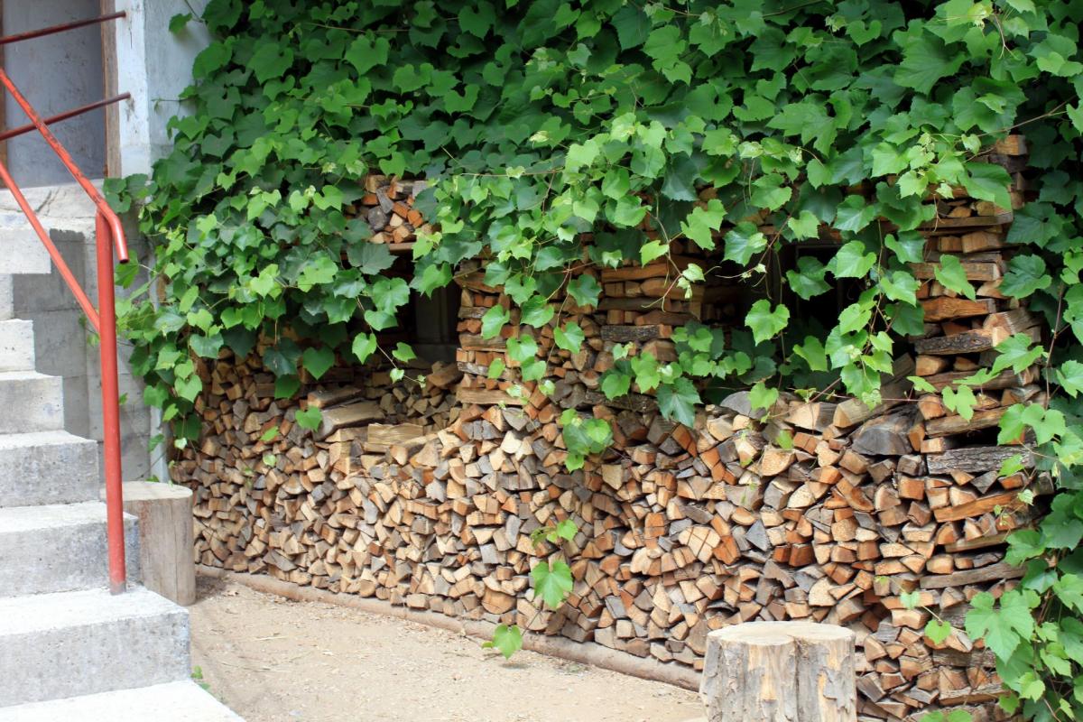 Holzstapel als Fassadenschutz